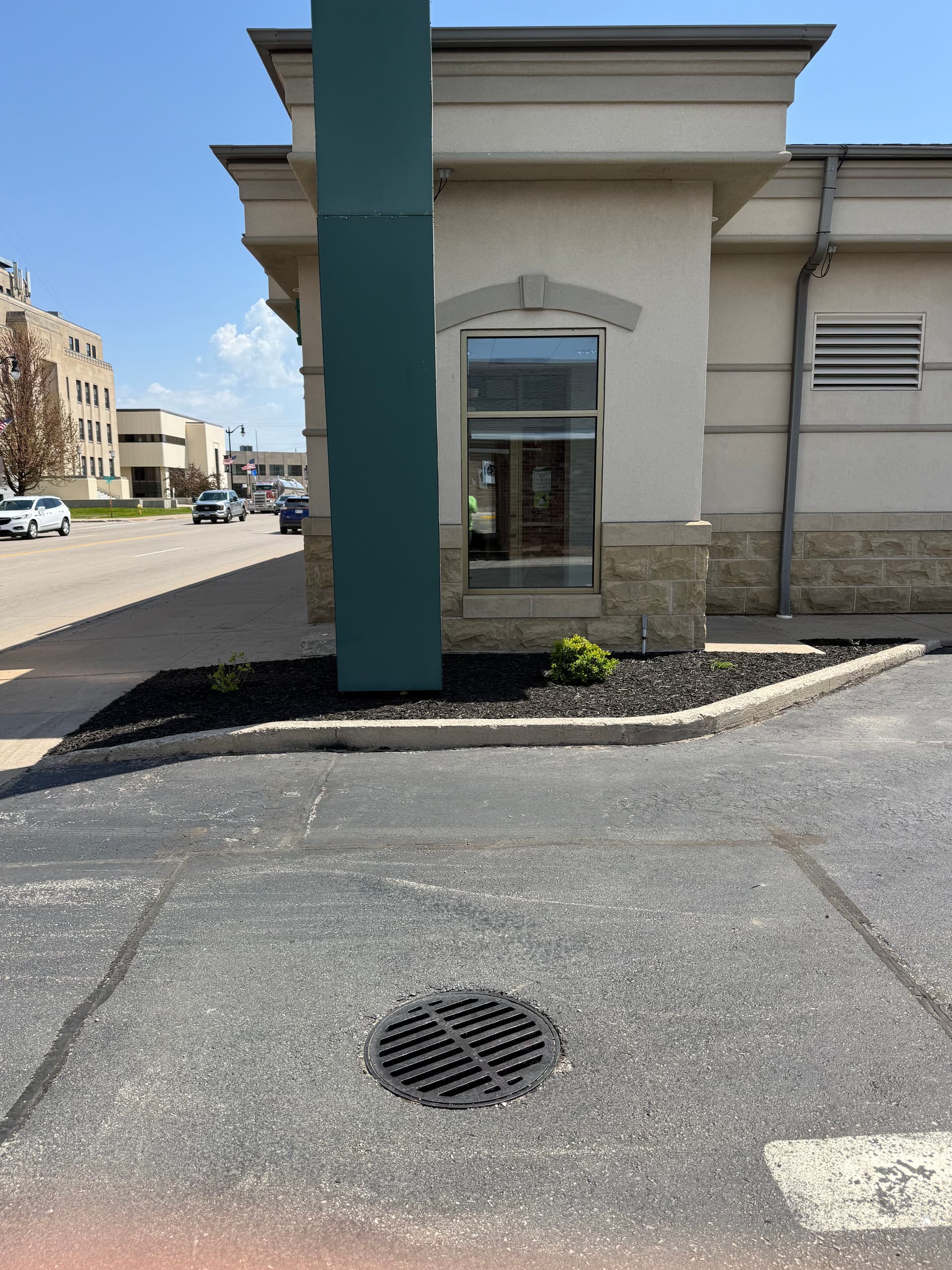 Gallery photos for Clean Beds and Low-Maintenance Landscaping at Nicolet National Bank: Image #6