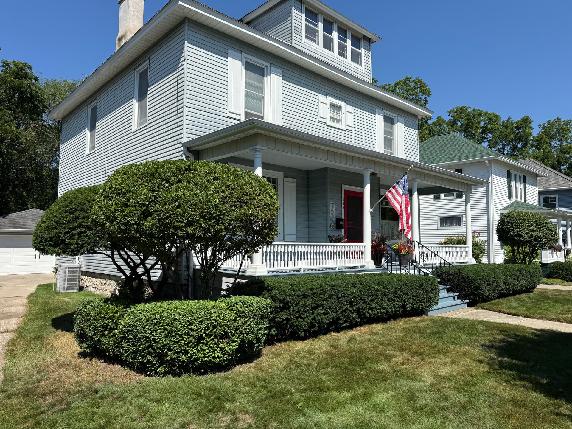 Gallery photos for A Clean Shrub Trim Makes the Whole Front Yard Pop: Image #1